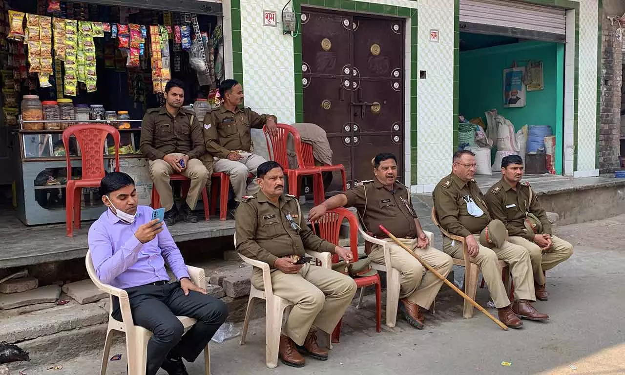 Altafs house in the Nagla Syed Sirohi area of the congested Kasganj town is now being guarded by over a dozen police sleuths.